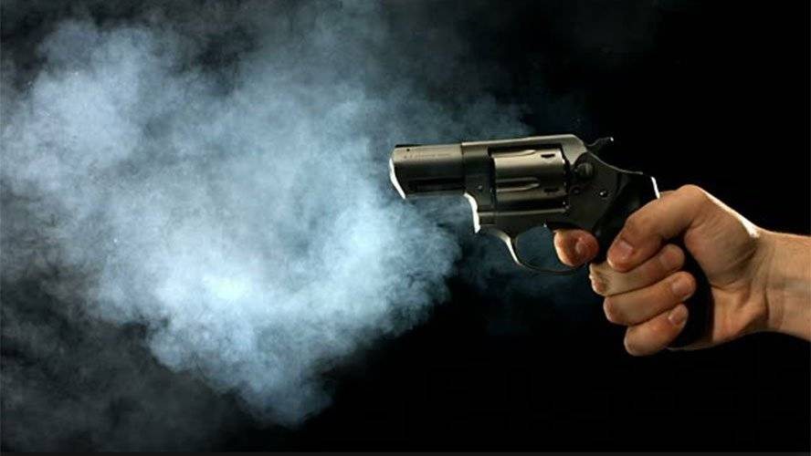 Homem de 37 anos é baleado dentro de casa; autor do crime atirou na vítima pela grade da porta