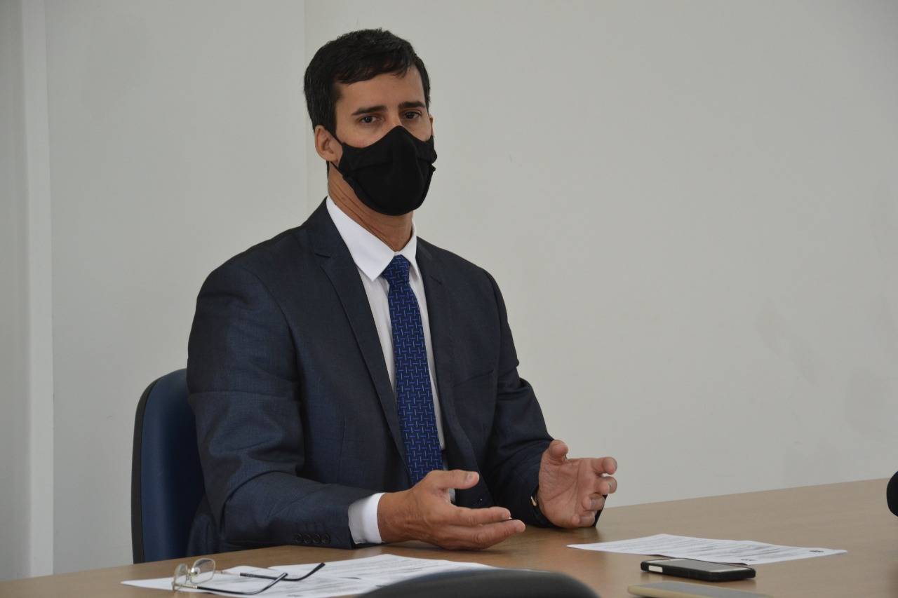 Indiciado homem que estava esfaqueando outro e só não concluiu o crime porque a mãe da vítima impediu
