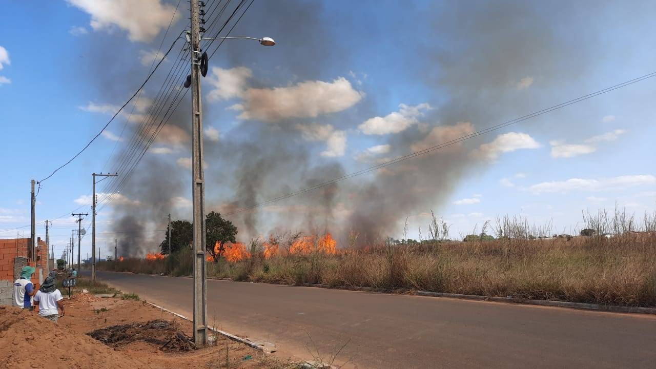 ASSISTA VÍDEO: incêndio consome vegetação, ameaça casas e repete drama anual em Vilhena