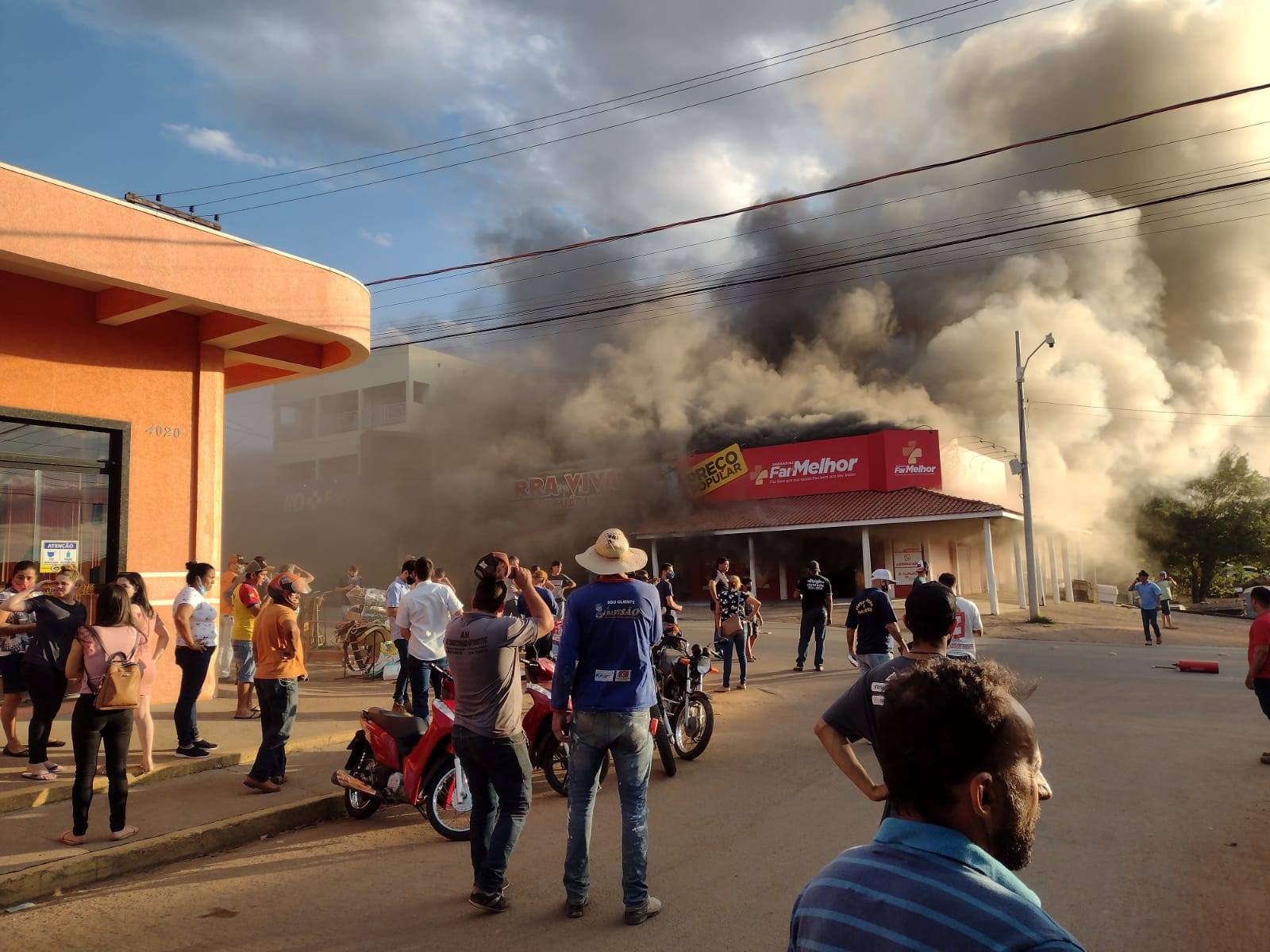 Incêndio atinge uma loja e farmácias no centro de Colorado do Oeste; vídeos e fotos viralizam nas redes sociais