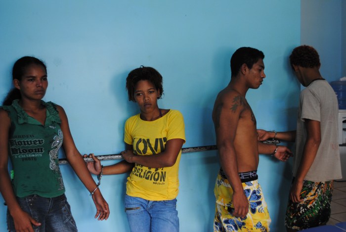 Menor “dedura” traficante, que é presa com bebê de 3 meses