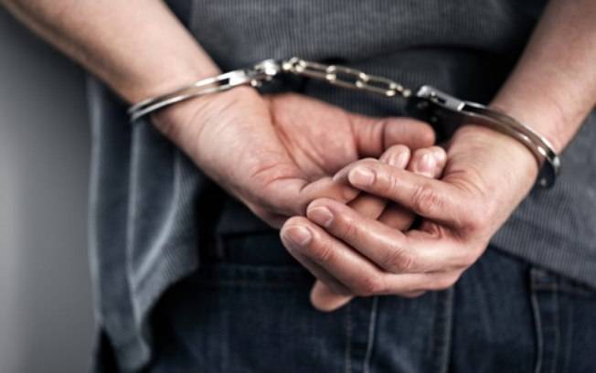 Homem que já havia feito uma mulher se mudar da cidade fazendo ameaças é preso armado no quintal de outra