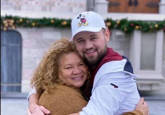 ASSISTA VÍDEO: vereador de Rondônia emociona famosos do Brasil ao tatuar risada da mãe que morreu de Covid-19