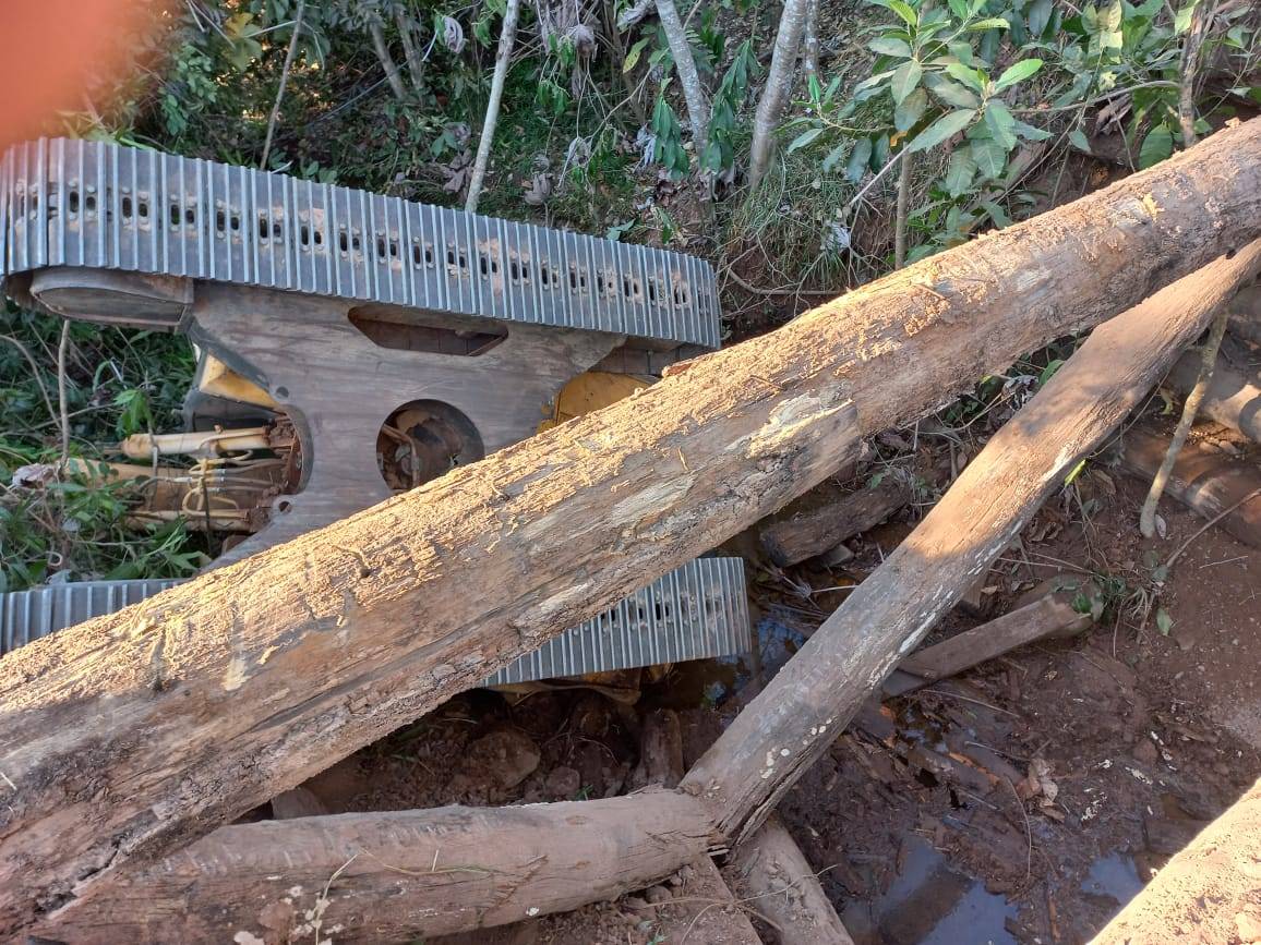 ASSISTA VÍDEO: ponte de madeira não resiste e máquina da prefeitura de Corumbiara cai dentro de rio
