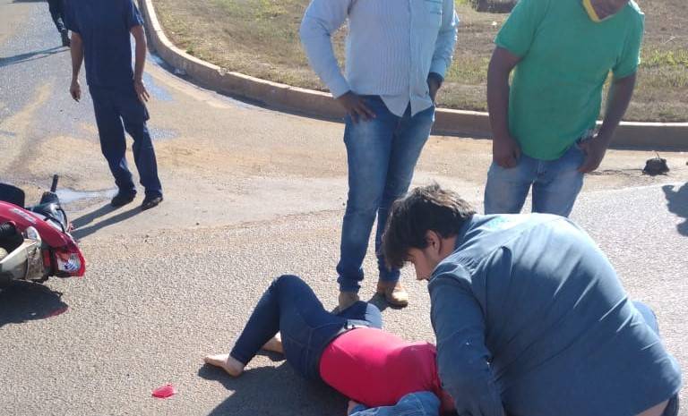 VEJA VÍDEO: carro em alta velocidade atinge violentamente mulher pilotando motoneta em trecho crítico de avenida
