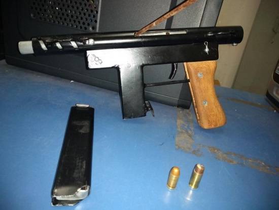 Polícia prende homem que estava com esposa e arma artesanal dentro do carro próximo a casa noturna, em Vilhena