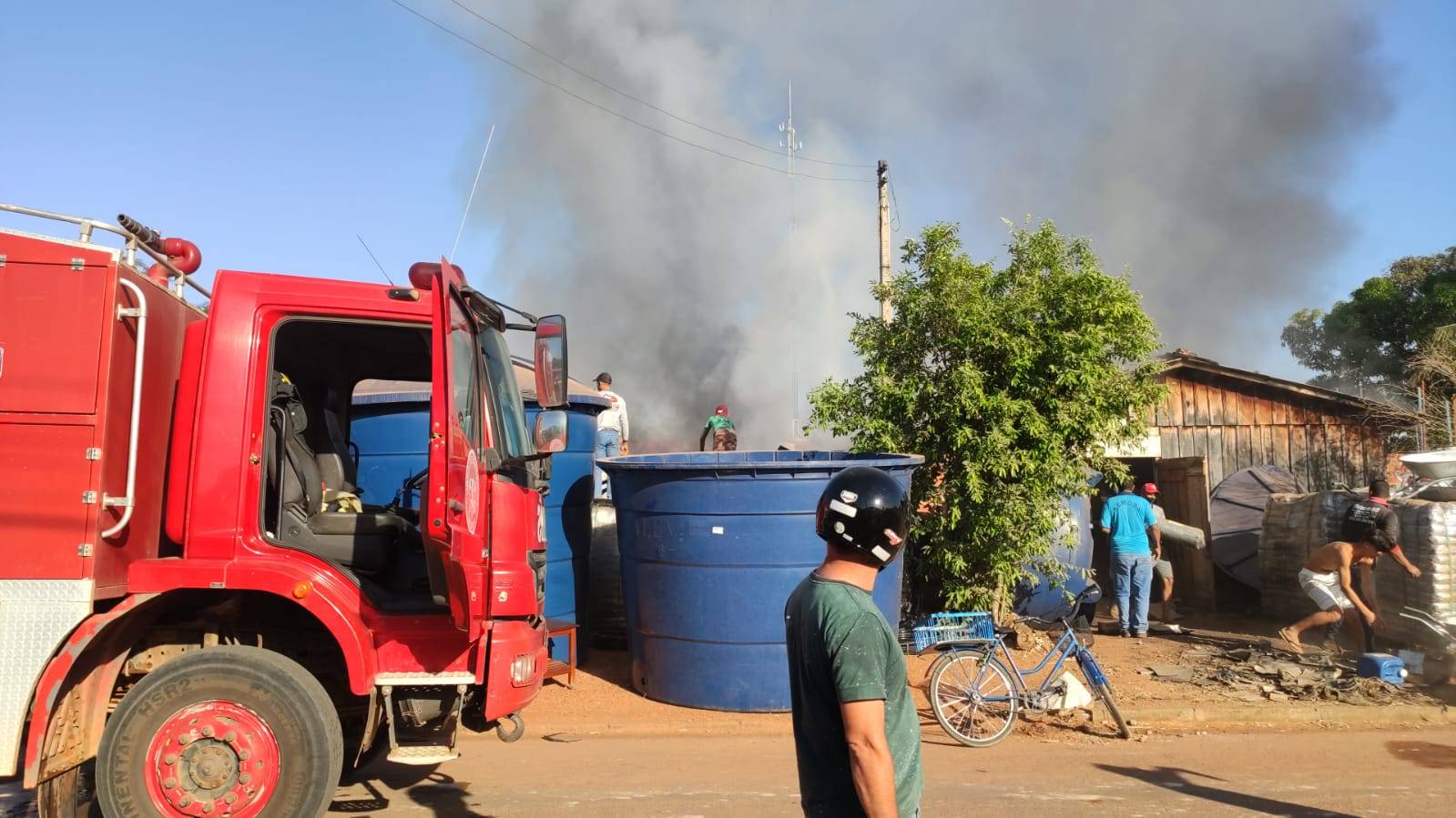 ASSISTA VÍDEO: fogo em depósito de loja mobiliza Bombeiros em Cerejeiras; imagens das chamas viralizam