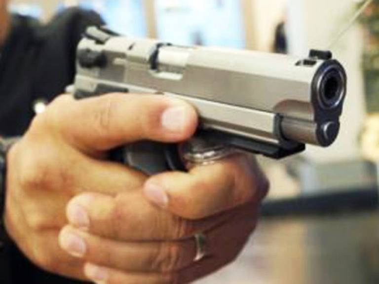 Três ladrões armados invadem restaurante, apontam pistolas para vítimas e fogem levando celulares e cartão de crédito