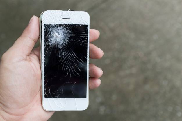 Após mãe dar informação “indiscreta”, comerciante acusado de receptação destrói celular diante de policiais