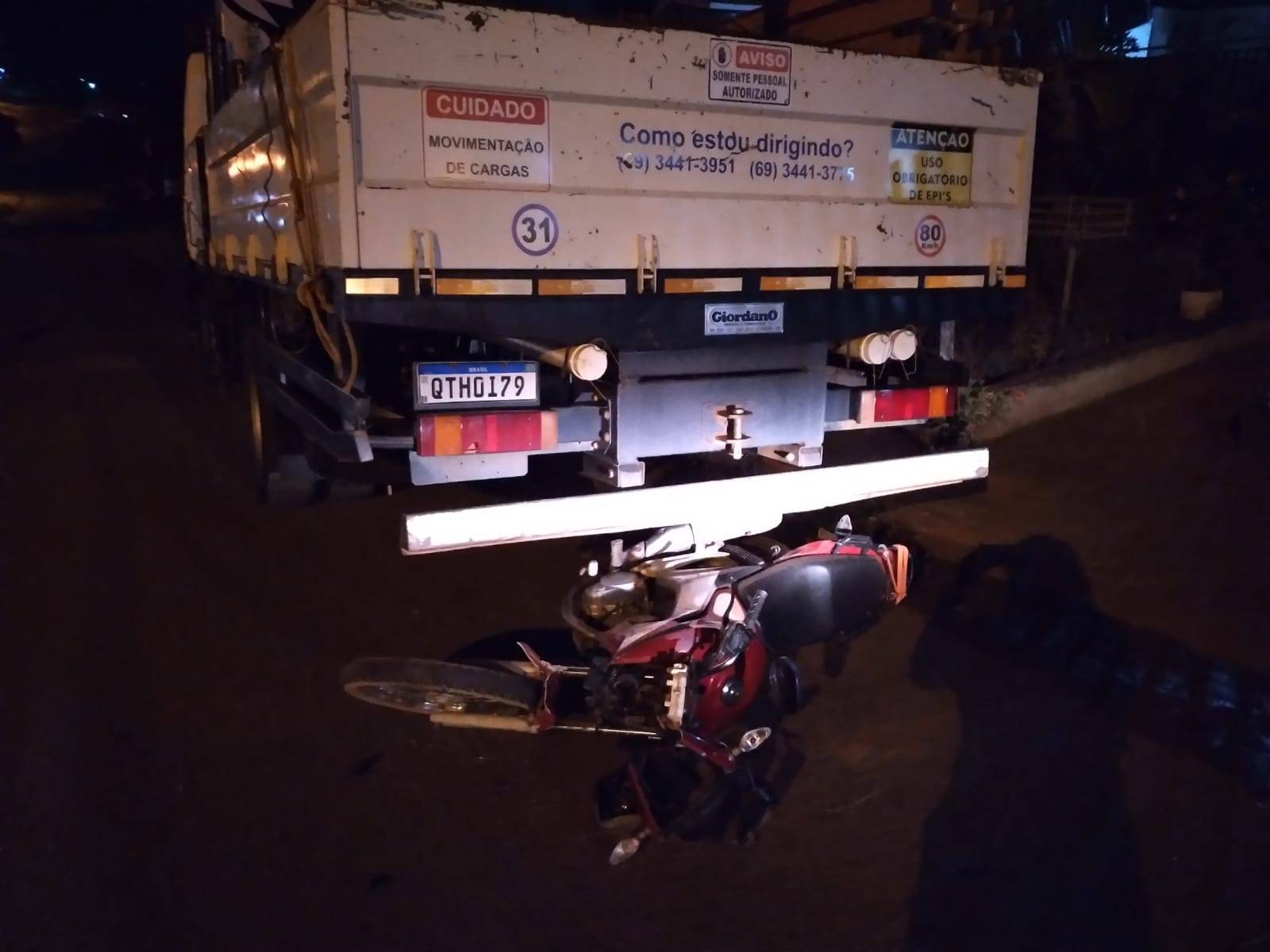 Motociclista é socorrido e levado para hospital após atingir caminhão estacionado em Colorado do Oeste