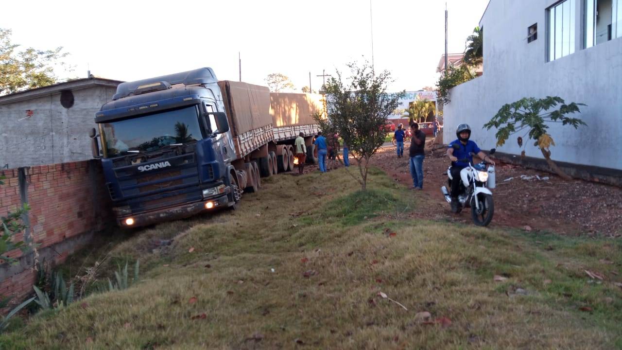 Carreta desgovernada desce morro “na banguela” e provoca susto na cidade de Colorado do Oeste