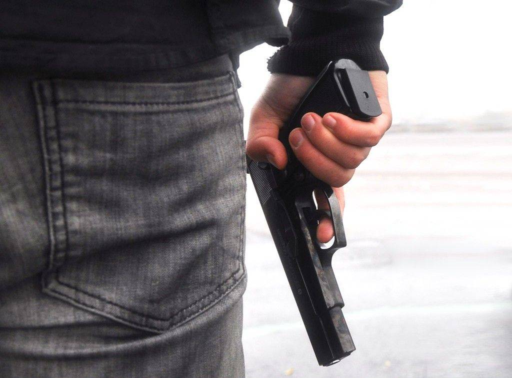 Policiais penais sacam armas e provocam pânico em balneário; ex-presidiário teria feito ameaças