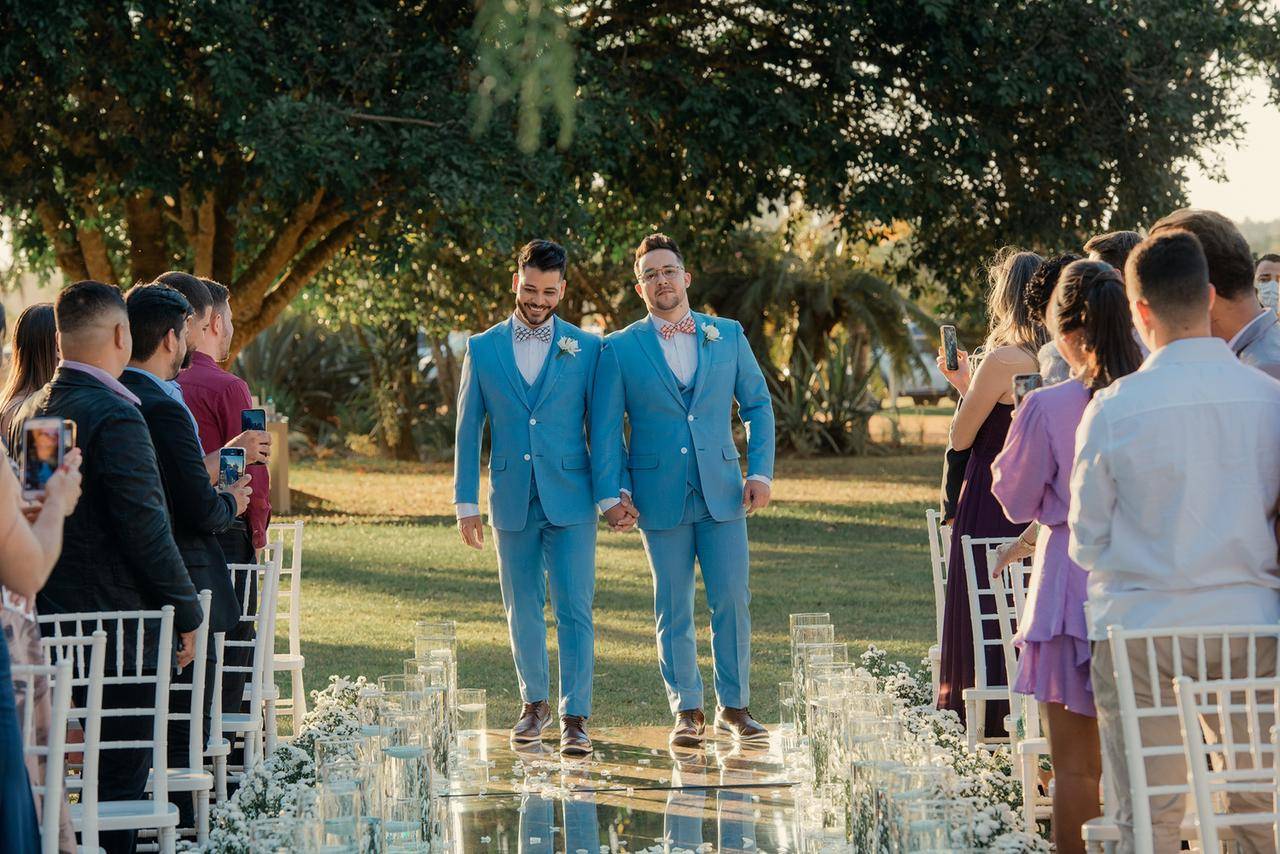 Casamento homoafetivo entre servidor público e gerente de hotel teve mãe do noivo fazendo prece e avó de 78 anos levando alianças