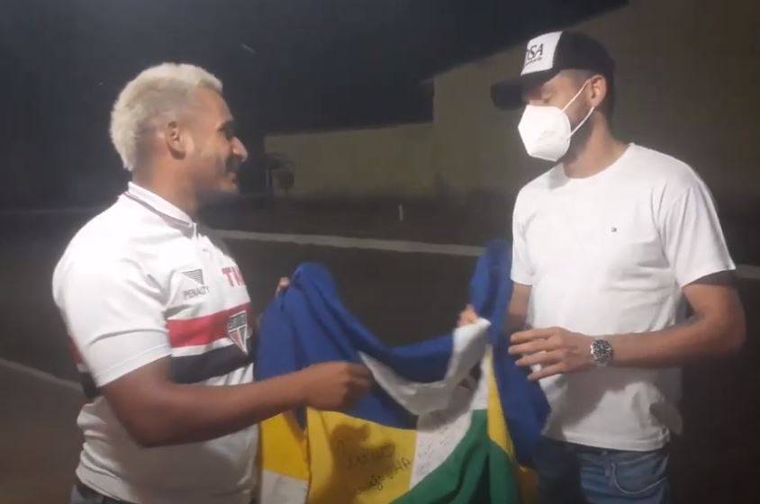 ASSISTA: visitando pais em cidade de MT, zagueiro campeão da Eurocopa jogando pela Itália manda recado em vídeo para vilhenenses