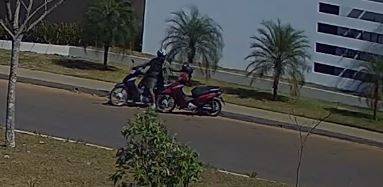 ASSISTA VÍDEO: câmera flagra ladrão furtando capacete numa das avenidas mais movimentadas da cidade