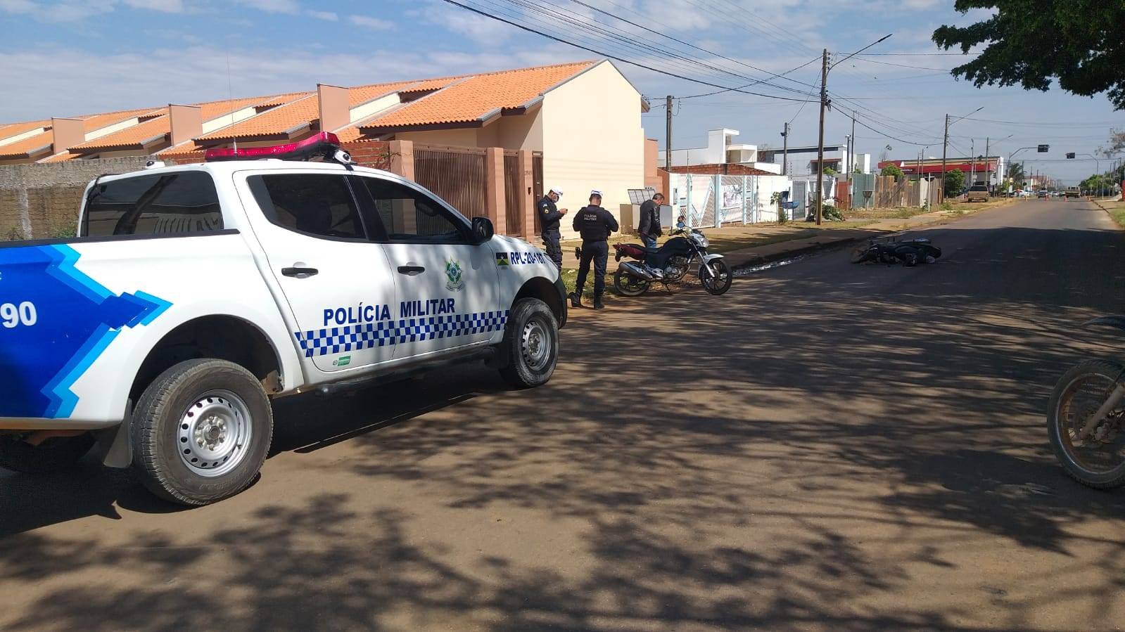 Cão provoca acidente envolvendo duas motos e expõe entregador inabilitado trabalhando com veículo irregular