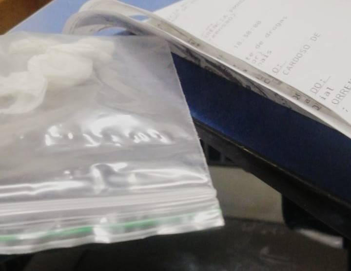 Rapaz de 20 anos ofende policiais, diz que “maconha não faz mal a ninguém” e é preso com porção da erva