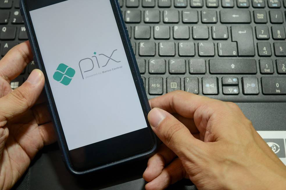 Casal perde R$ 20 mil para golpista ao comprar imóvel anunciado nas redes sociais; entenda o estelionato e aprenda a evitar