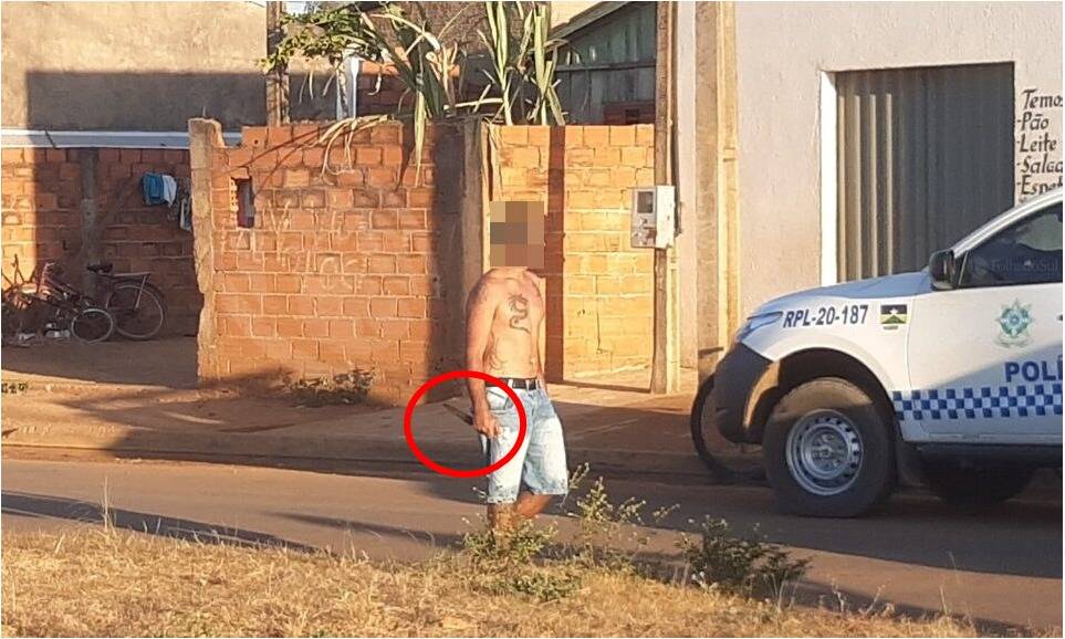 VÍDEO: homem aparentemente surtado e armado com faca mobiliza PM e PRF; sargento consegue dominá-lo