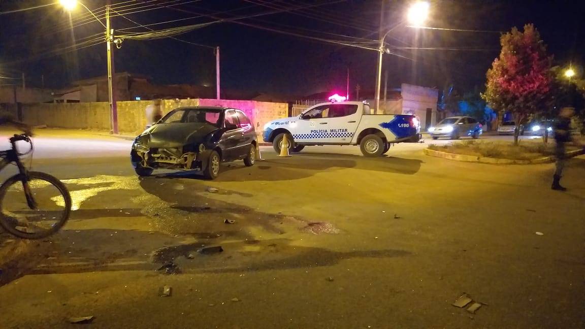 Perseguindo dupla de assaltantes em motocicleta, viatura da Polícia Militar bate em outro veículo