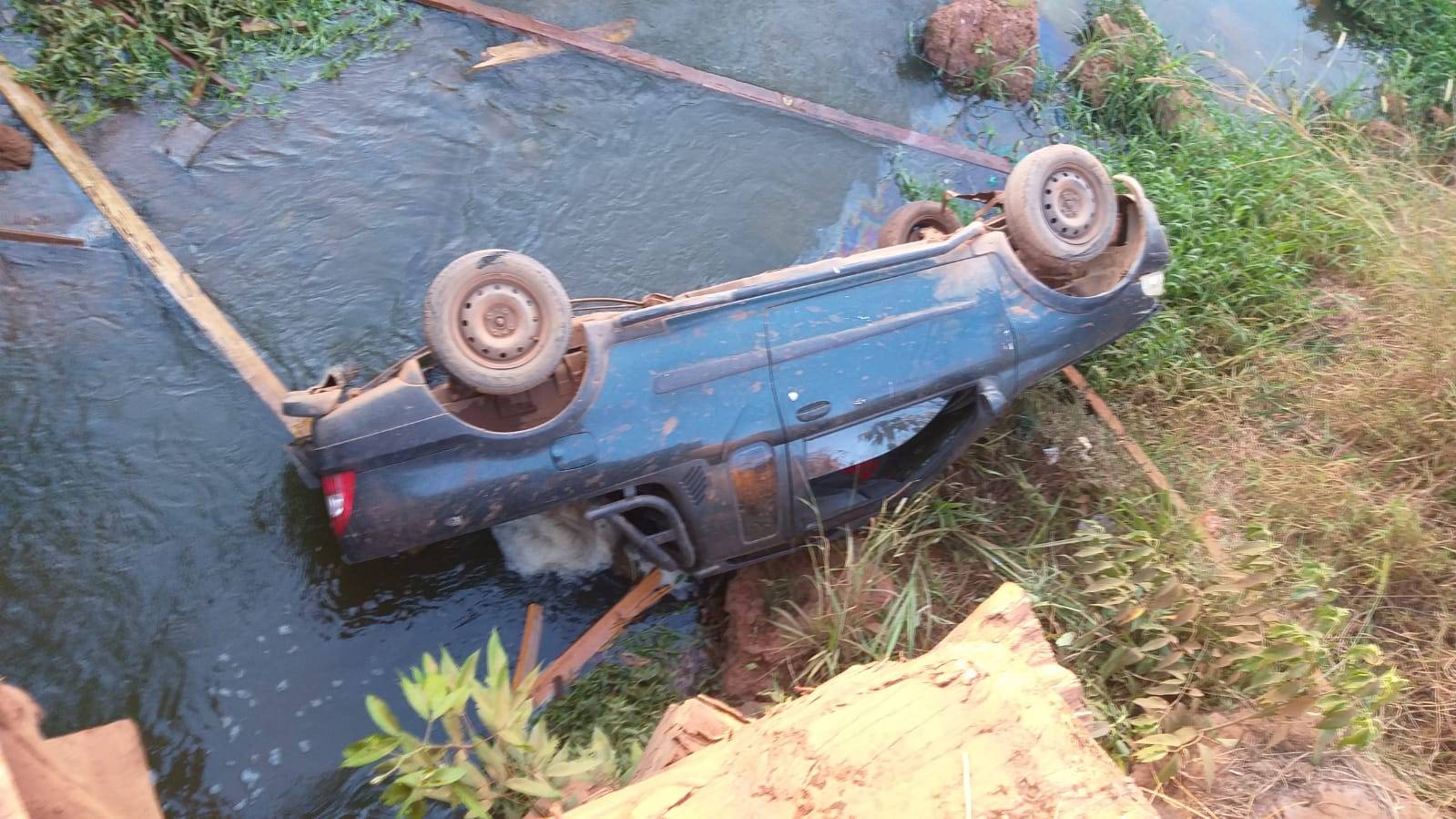 Motorista embriagado perde o controle da direção e carro despenca dentro de rio na área rural de Vilhena