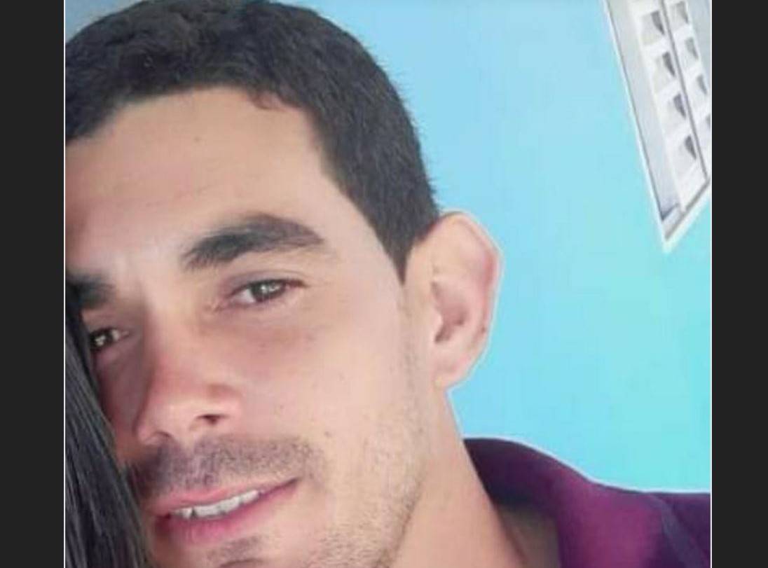 Rapaz de 27 anos é chamado em casa e quando sai para atender, é assassinado com tiro no peito, em Colorado do Oeste