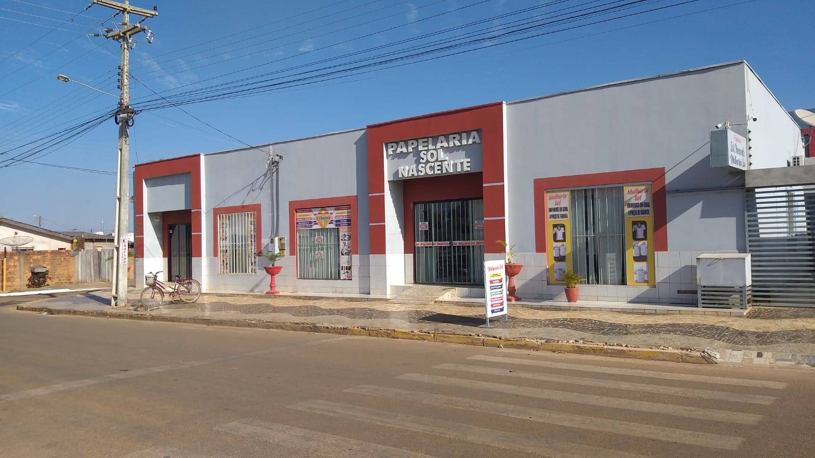 Ladrões assaltam papelaria, são seguidos por motoqueiro, pulam muro de escola e acabam presos por populares