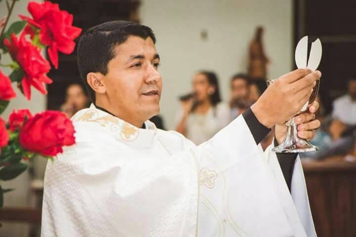 Com mensagem enigmática em rede social, padre ordenado em Cerejeiras anuncia que está “pendurando a batina”