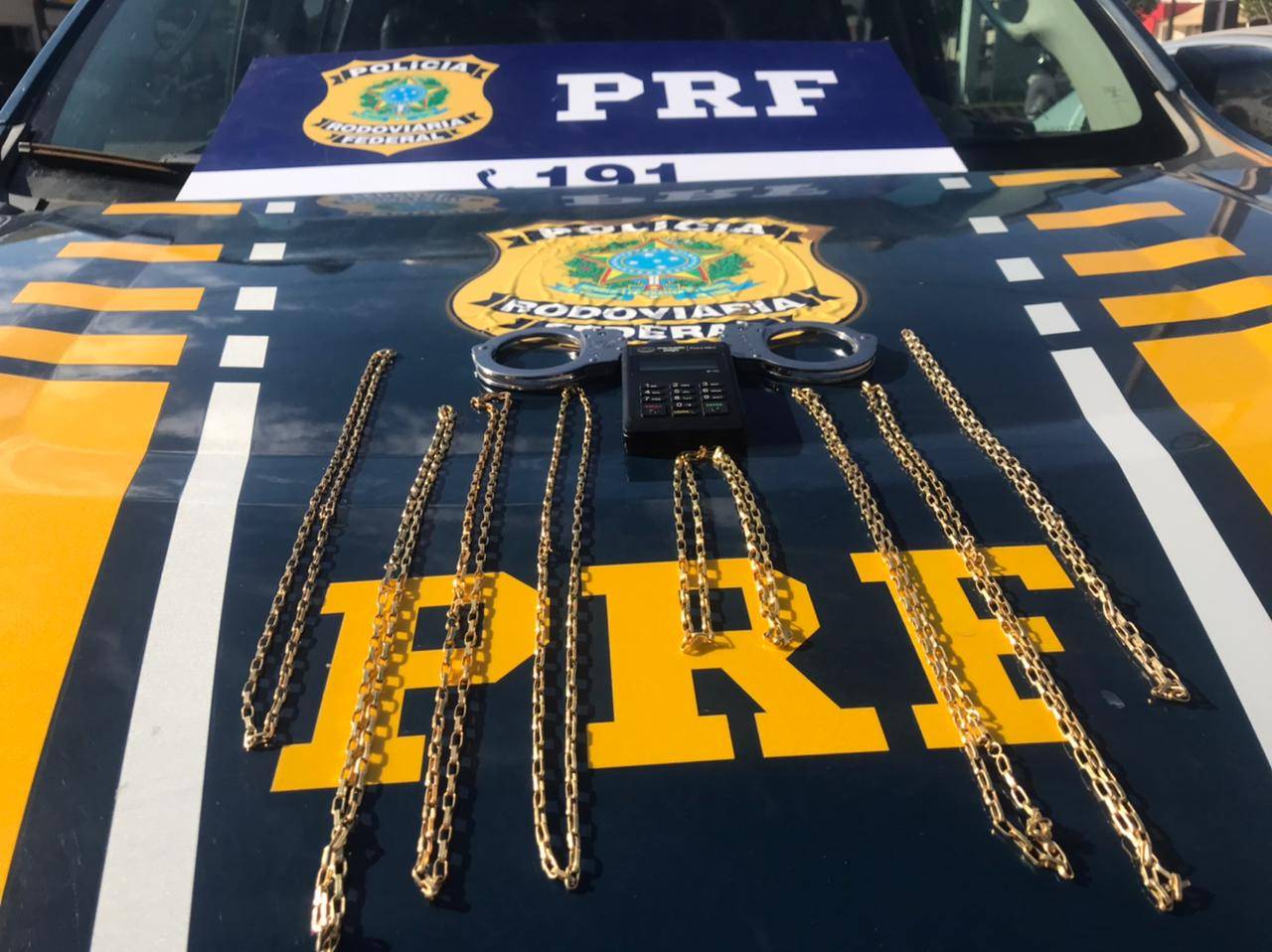 Em Vilhena, PRF prende três que confessaram ter aplicado golpes em cidades de RO vendendo semijoias como se fossem de ouro