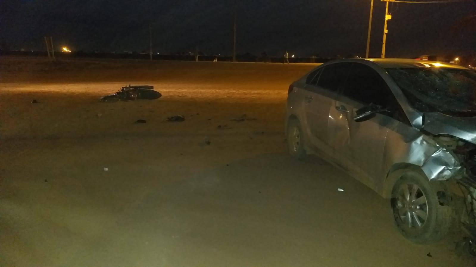 Por causa de “ponto cego”, carro atinge motociclista, que é jogado contra para-brisa e sofre fratura