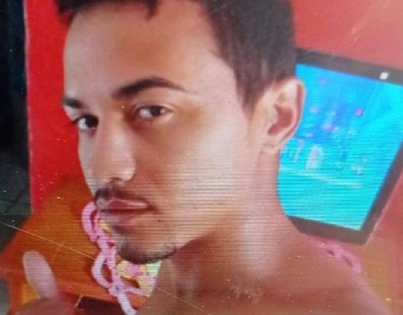 MACABRO: em cidade de MT, rapaz é degolado na frente do pai e assassinos fogem levando cabeça da vítima em mochila