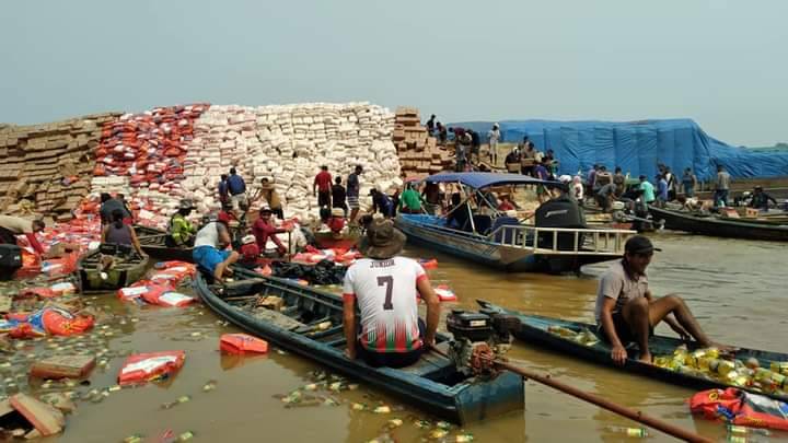 ASSISTA: vídeo mostra pessoas saqueando carga de alimentos após balsa naufragar no rio Madeira, em Porto Velho