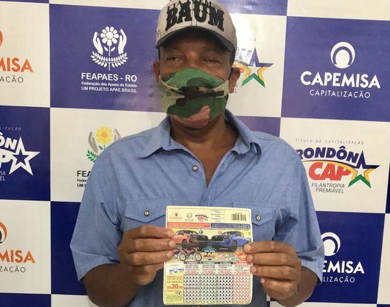 Junto com a mãe de 83 anos, homem que perdeu 100% da visão ganha picape de R$ 175 mil sorteada pelo Rondoncap