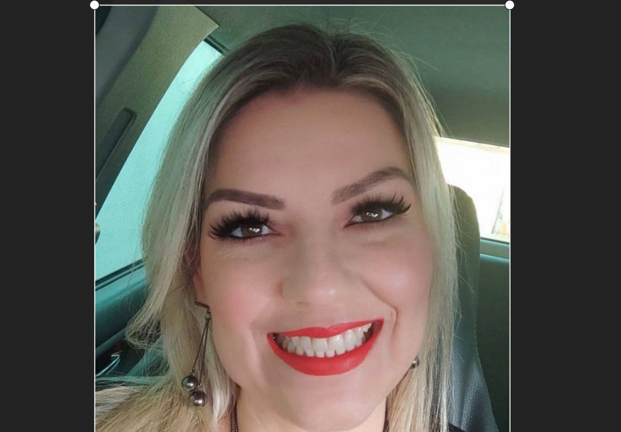 Com maquiagem e cílios postiços, secretária de Saúde vai ao Facebook e responde vereadora que lhe mandou “descer do salto”
