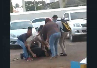 ASSISTA: vídeo mostra tucano e bolsonarista “se pegando” ao vivo após desentendimento em grupo no WhatsApp