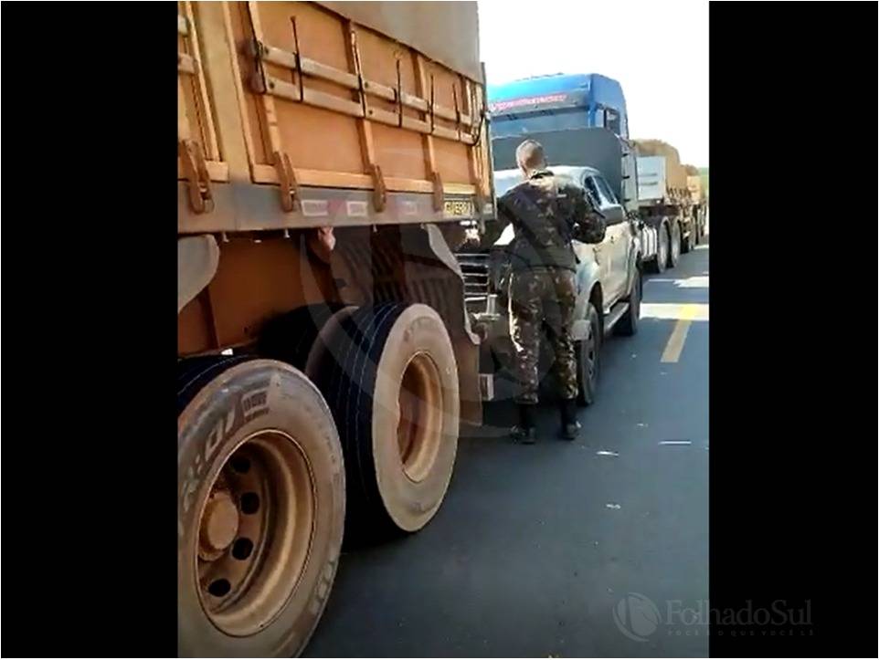 ASSISTA VÍDEO: engavetamento envolvendo caminhões e picape do Exército congestiona trecho da BR 364