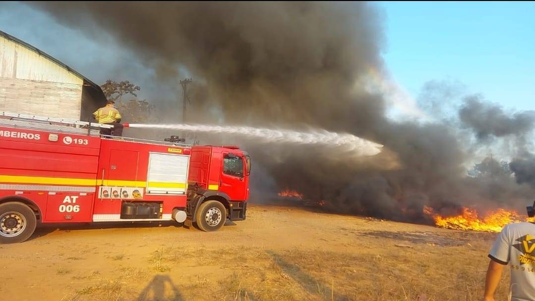 Fogo em antiga madeireira mobiliza Bombeiros; nuvem de fumaça assusta vilhenenses e incêndio pode ter sido proposital