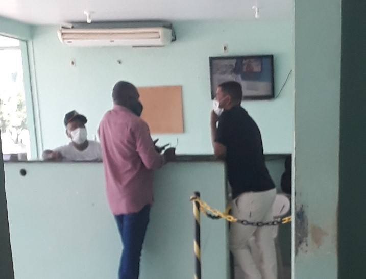Após virar alvo de vereadora, secretária de Saúde denuncia que marido dela estaria tentando “furar fila” em hospital