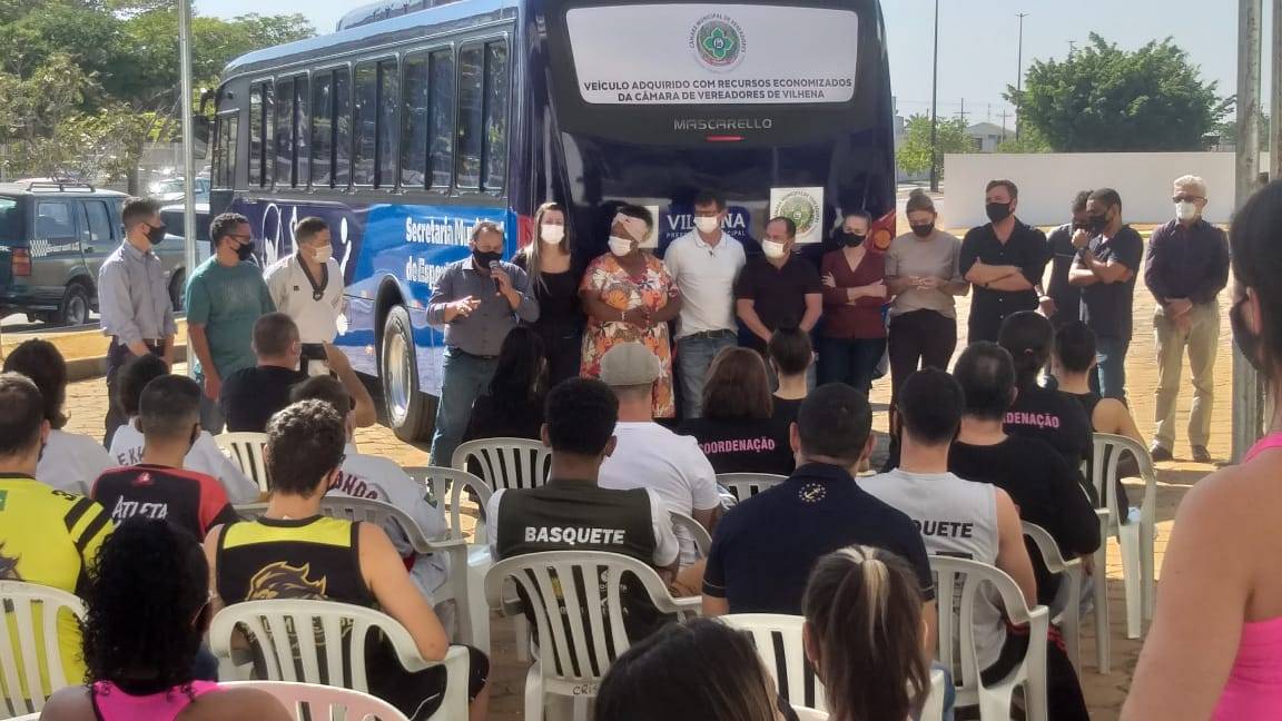 Ônibus adquirido com recursos economizados pela Câmara Municipal é entregue à Secretaria Municipal de Esportes