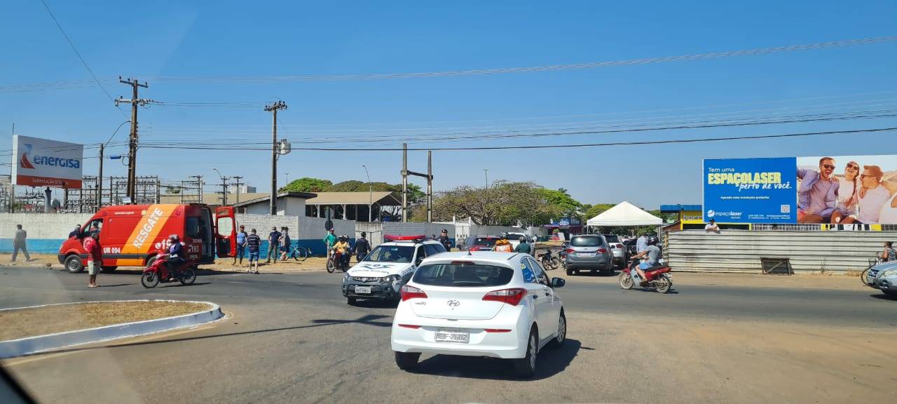 Choque entre motocicletas faz garotinha de 10 anos “voar” por vários metros; ela e a mãe foram socorridas em estado grave