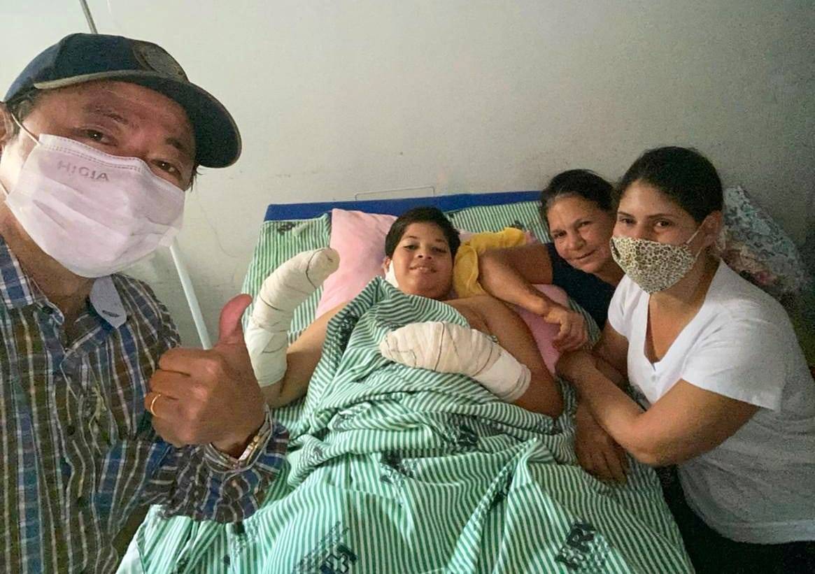 Menino de 12 anos que sofreu queimaduras e comoveu Vilhena recebe visita de prefeito no hospital