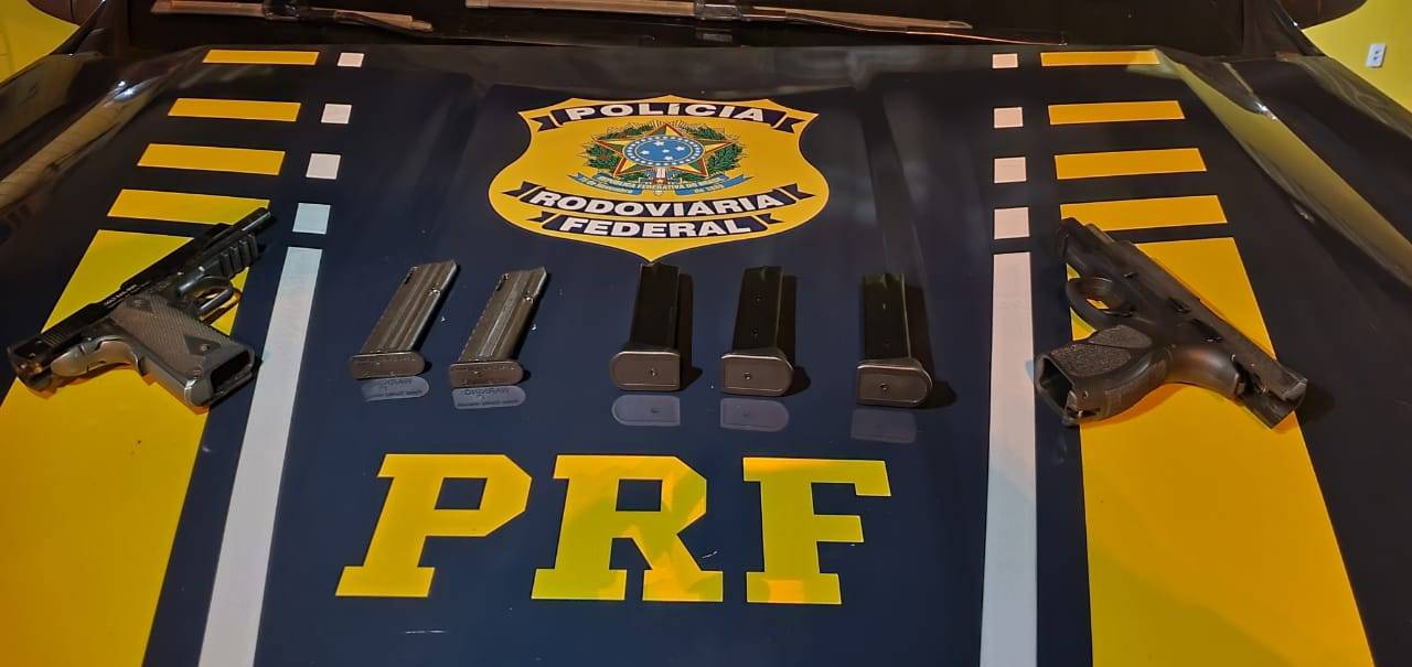 Agentes da PRF prendem dois rapazes transportando armas, carregadores e munições na BR 364