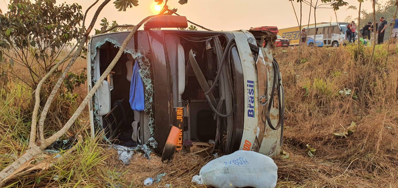Ônibus que saiu de Vilhena tomba chegando em Porto Velho; há pelo menos quatro feridos em estado grave