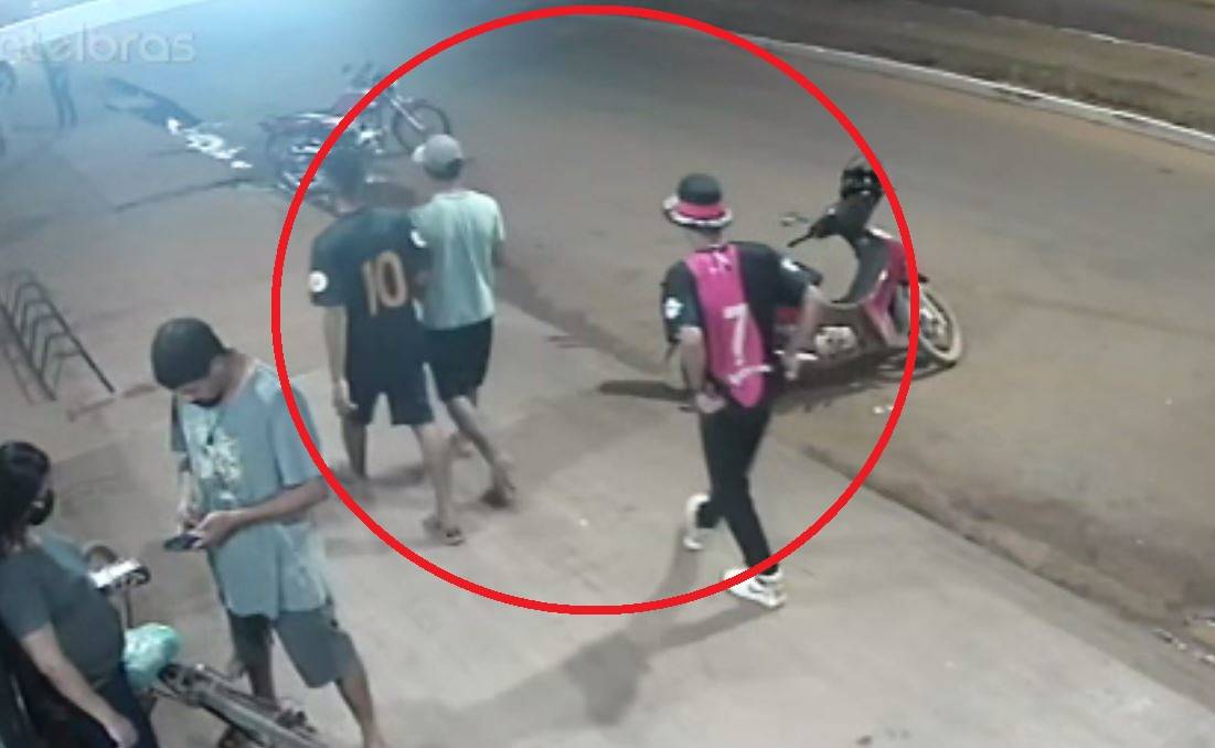ASSISTA VÍDEO: jovens que estariam se preparando para assaltar açougue desistem após ver policial dentro do estabelecimento