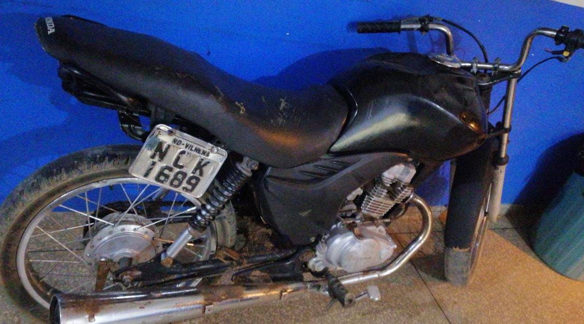 VEJA VÍDEO: flagrado com droga pela segunda vez, adolescente entrega “amigo” e moto furtada é recuperada