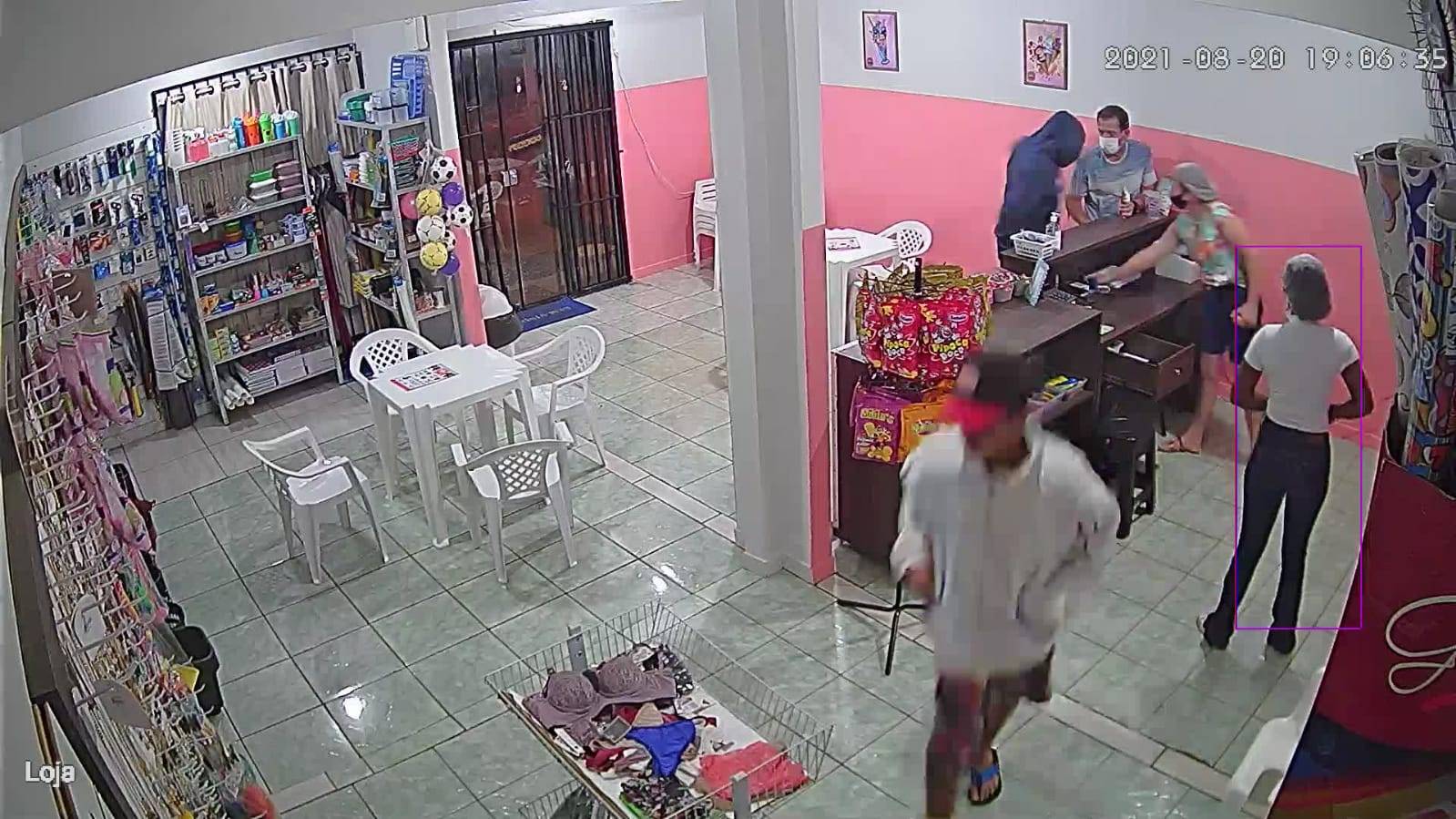 VÍDEO – “Podemos perder a vida por causa de dois drogados”, diz comerciante assaltado na véspera de inaugurar sorveteria