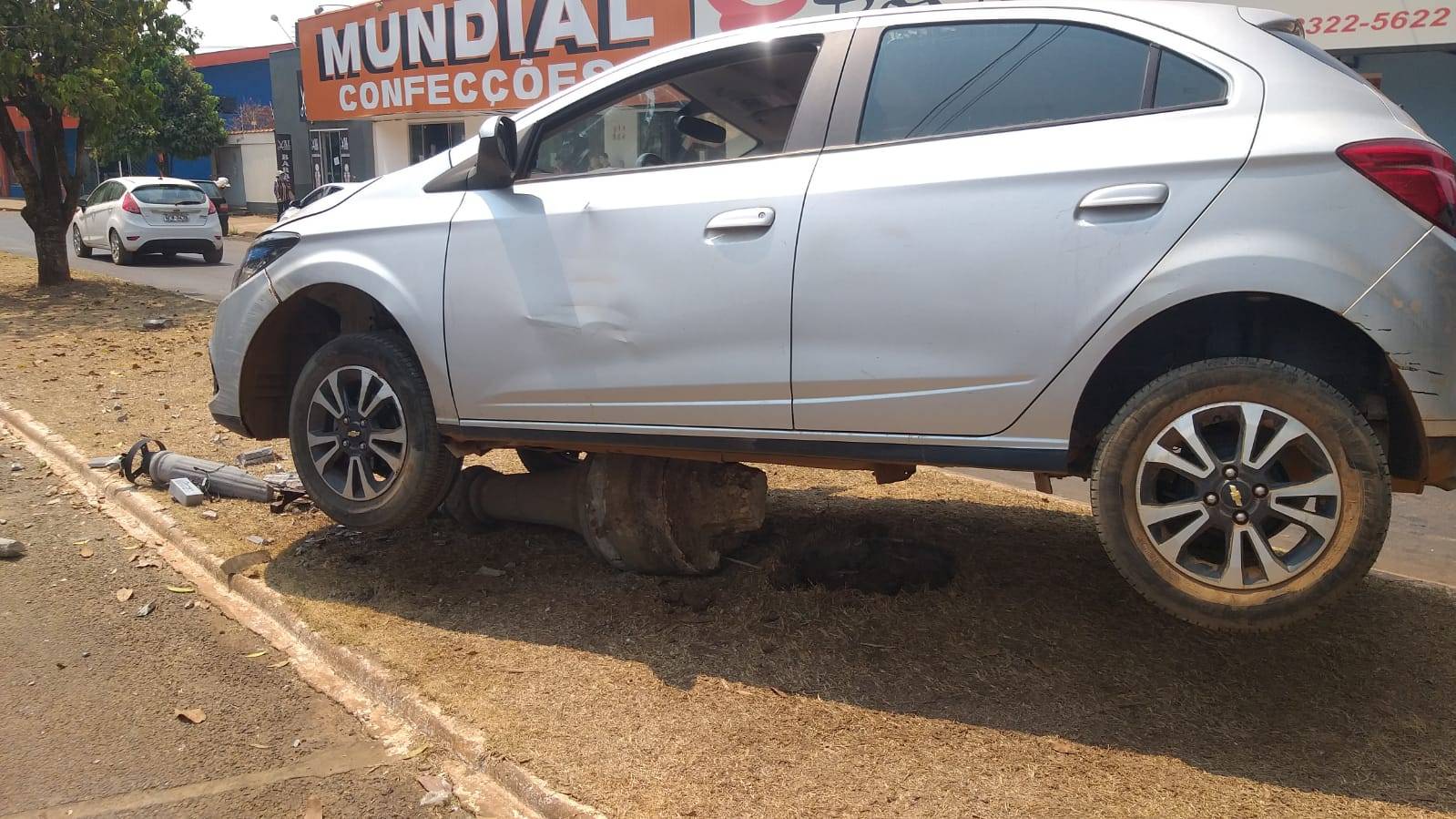 Com neto de 03 anos a bordo, mulher de 65 perde controle da direção e carro vai parar sobre poste de concreto