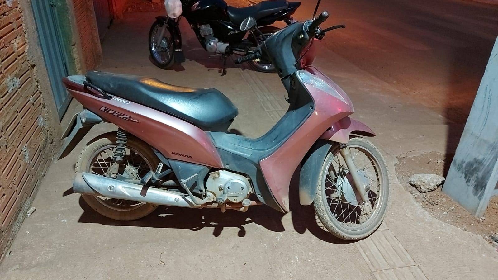 Após ser flagrado com moto furtada, rapaz resiste à prisão e grita por socorro, dizendo estar sendo espancado