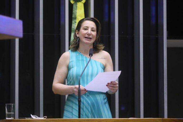 Projeto de Jaqueline Cassol que garante absorventes gratuitos para estudantes de baixa renda e mulheres carentes é aprovado na Câmara