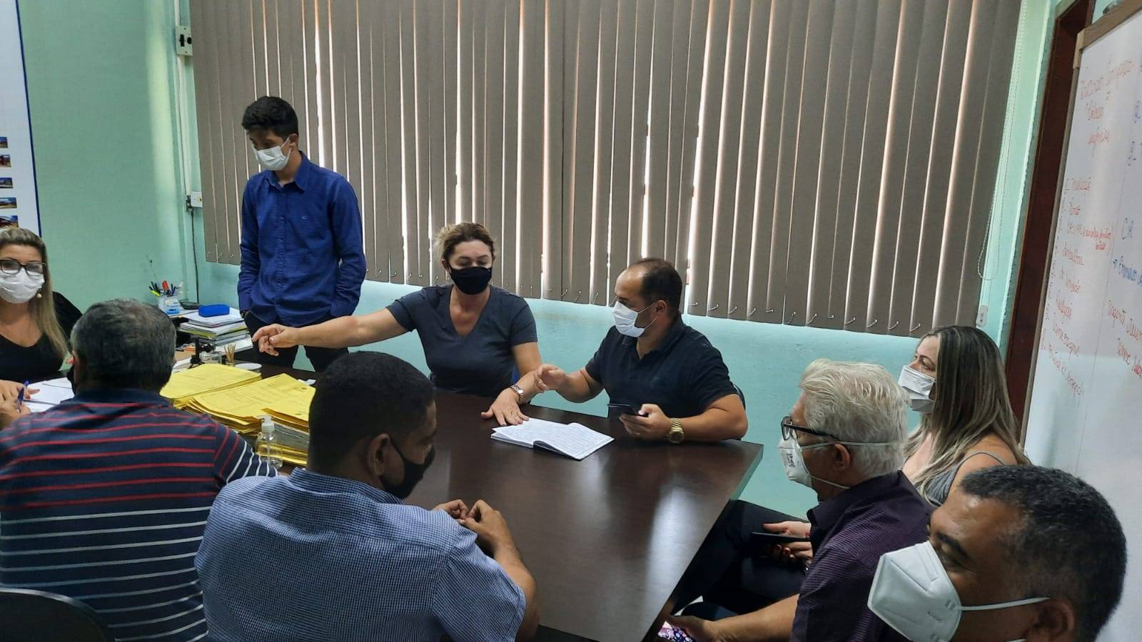 Vereadores “invadem” Secretaria de Saúde, pegam processo e investigam suspeitas em aluguéis e obras de hospital